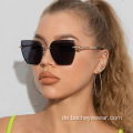 Neue Art und Weise Katzenaugen-Sonnenbrille mit großem Rahmen Europäische und amerikanische Trendfrauen-Metall-Sonnenbrille net Rote Sonnenbrille s21019